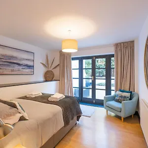 Modern Near Gardens With Large Decking Area - Vivre Retreats Bournemouth