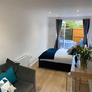 Stylish 1 Bedroom Outdoor Area And Hot Tub Bournemouth